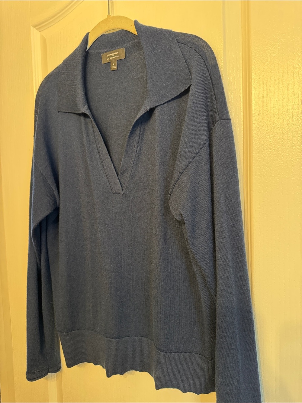 Banana Republic Preppy Navy V-Neck Merino Wool Sweater - Picture 3 of 6